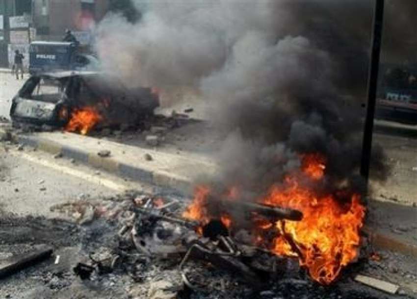 کراچی، ہڑتال کے دوران مظاہرین نے گاڑیوں اور موٹر سائکلوں ..