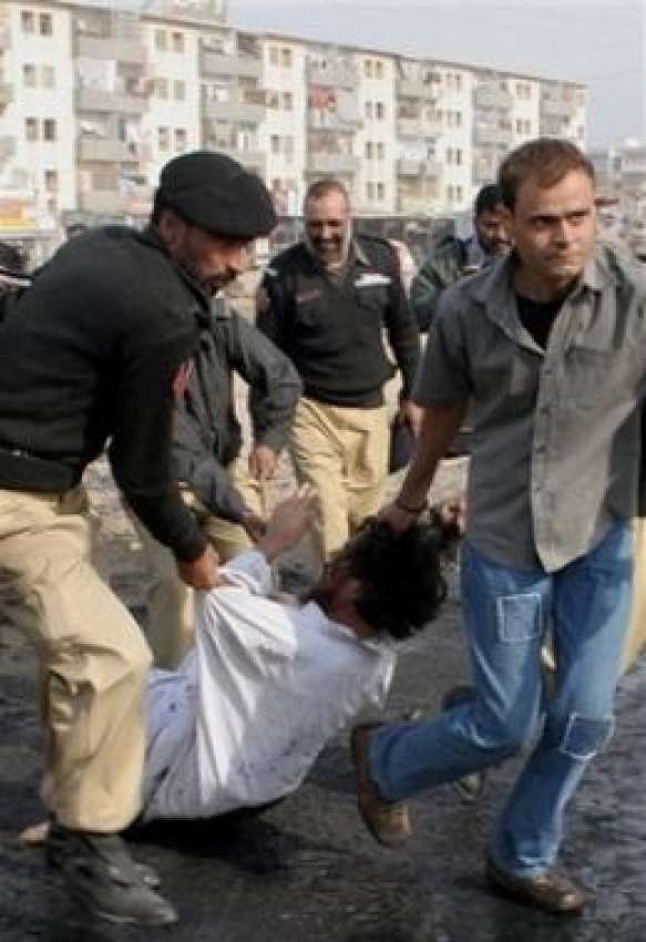 کراچی، پولیس اہلکار مظاہرین کو گرفتار کر رہے ہیں۔