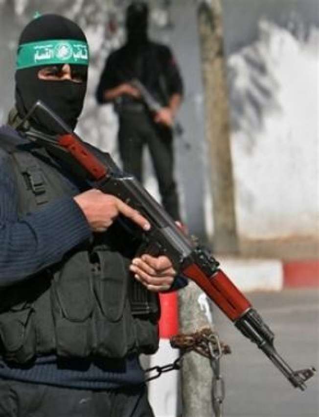 غزہ، فلسطین میں‌ کشیدہ حالات کے پیش نظر حماس کا ایک کارکن ..