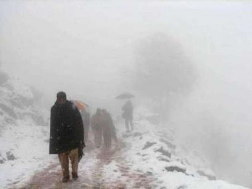 مظفر آباد، شدید برفباری کے باعث مقامی افراد اور زلزلہ زدگان ..