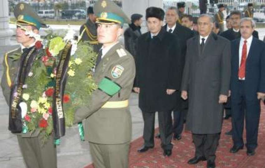 وزیراعظم شوکت عزیز ترکمانستان کے صدر کی وفات کی آخری رسومات ..