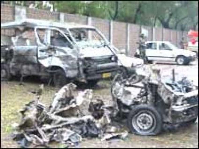  پشاور، ائیرپورٹ کے پارکنگ ایریا میں کاربم دھماکے سے تباہ ..