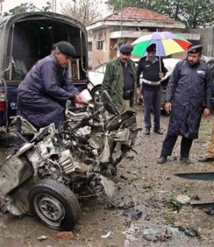 پشاور، ائرپورٹ کے قریب بم دھماکے سے تباہ ہونے والی گاڑی ..