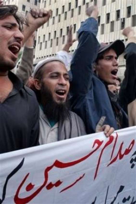 کراچی، مظاہرین صدام حسین کو سزائے موت دئیے جانے کے خلاف ..