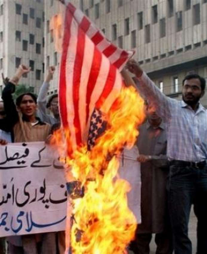 کراچی، صدام حسین کو سزائے موت دئیے جانے کے خلاف امریکی پرچم ..