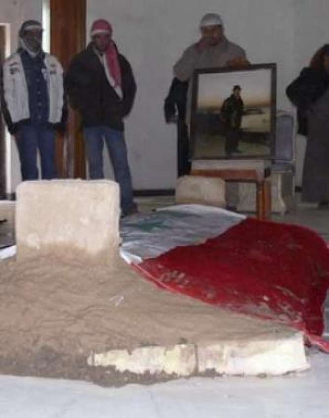 تکریت،عراقی شہر سابق صدر صدام حسین کی قبر کے قریب کھڑے ہیں۔