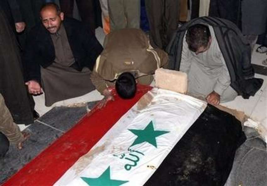 عوجہ،عراقی شہری صدام حسین کی قبر پر رو رہے ہیں۔