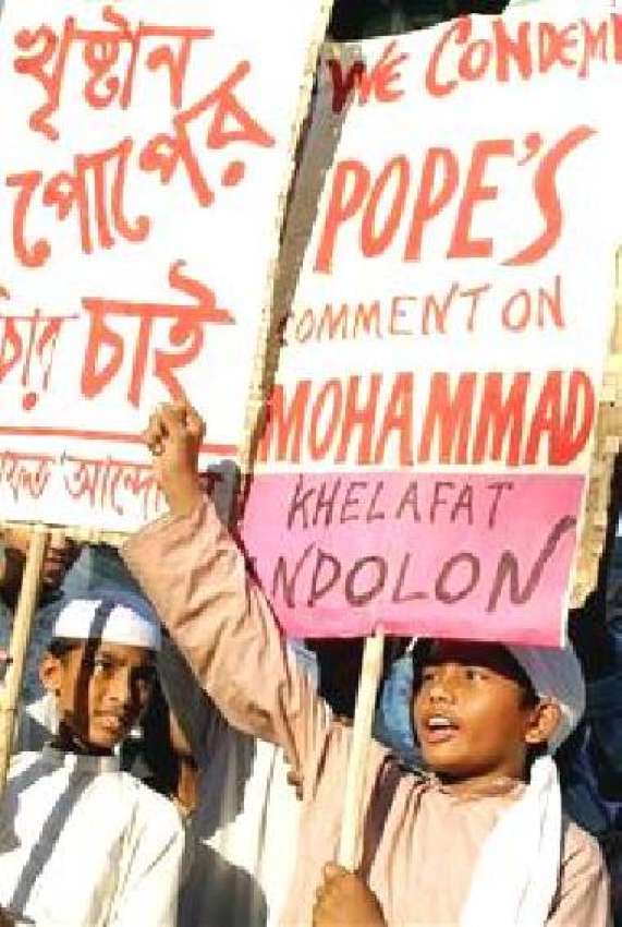 ڈھاکہ، مظاہرین پاپ بینی ڈکٹ کیخلاف مظاہرہ کر رہے ہیں۔