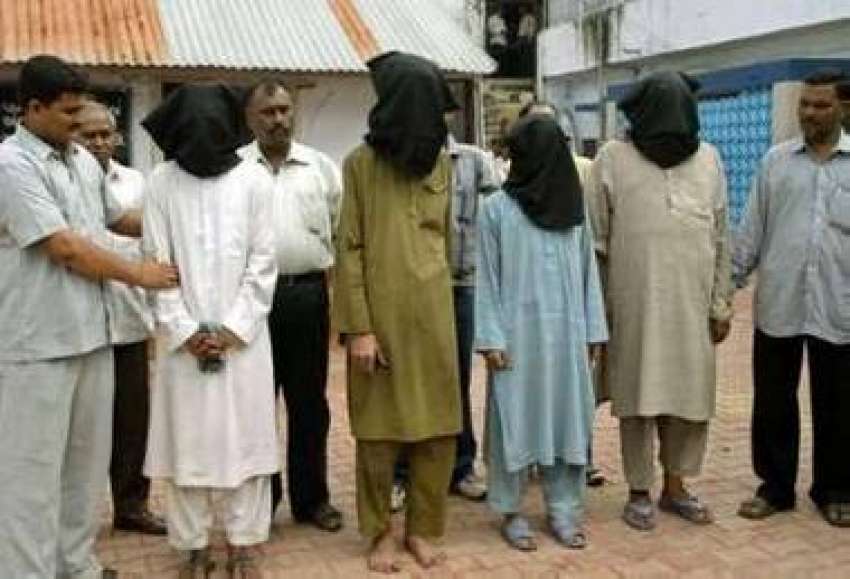 احمد آباد، بھارتی پولیس اہلکار چار افراد کو صحافیوں کو دکھا ..