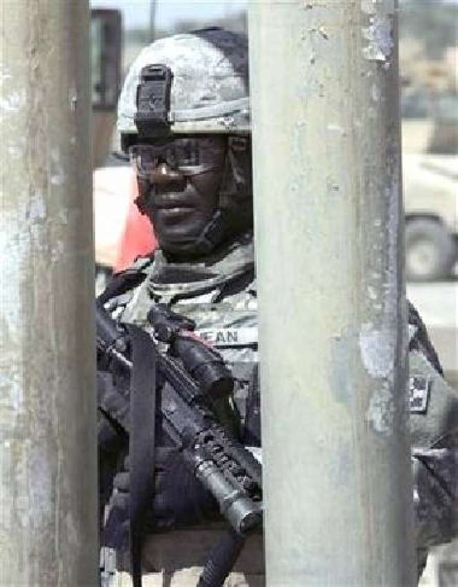 بغداد، ایک امریکی فوجی خود کش حملے کے جائے وقوعہ پر پہرہ ..