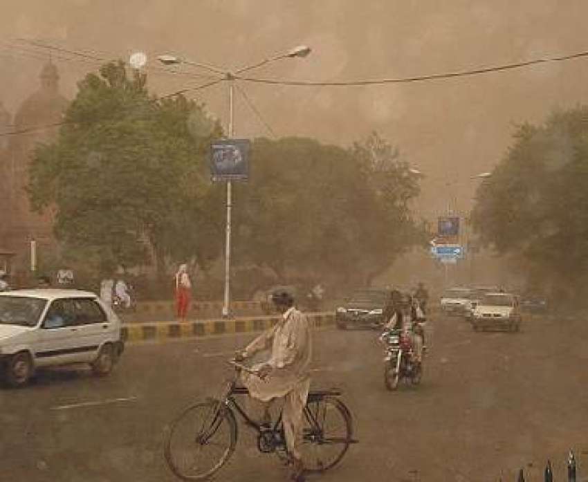 لاہور میں آج صبح چلنے والی شدید آندھی کا منظر، آندھی کے بعد ..