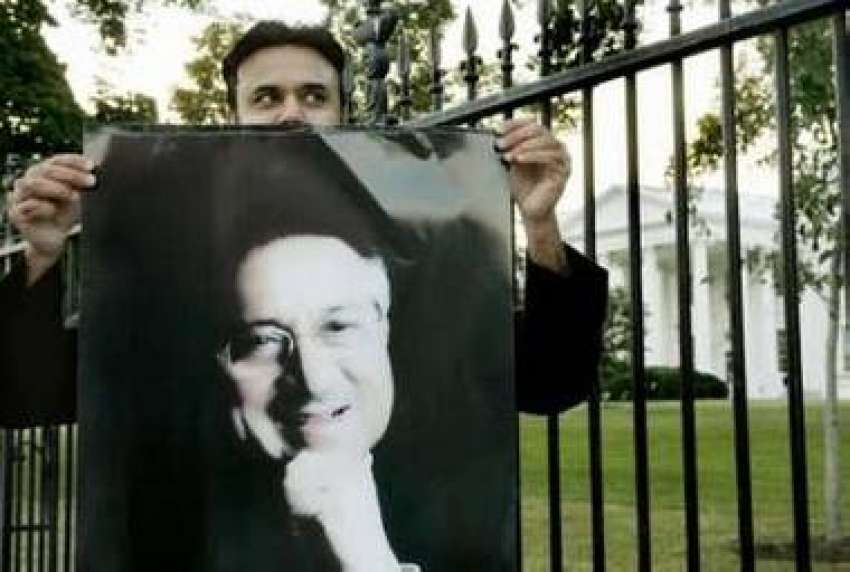 واشنگٹن، وائٹ ہائوس کے باہر ایک پاکستانی صدر مشرف کا پوسٹر ..