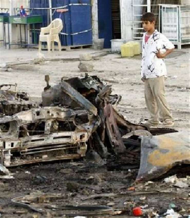 بغداد، ایک عراقی نوجوان خود کش حملے میں‌ تباہ ہونے والی ..