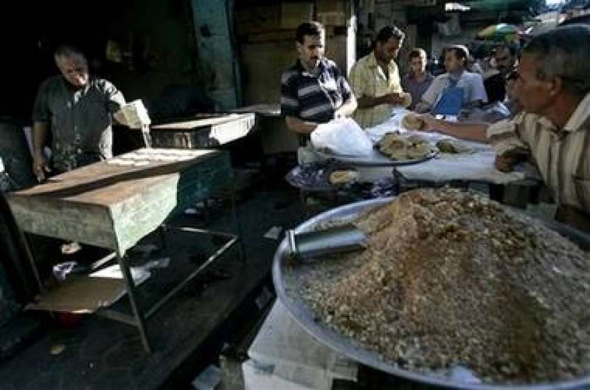غزہ ، فلسطینی افطار کی تیاری کیلئے سامان خرید رہے ہیں۔