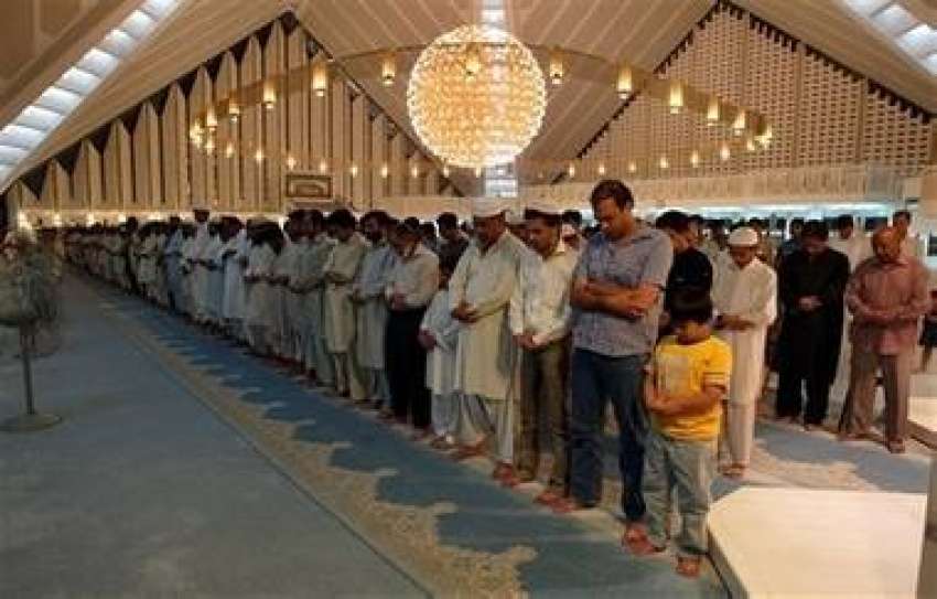 اسلام آباد، فیصل مسجد میں نماز تراویح ادا کی جارہی ہے۔