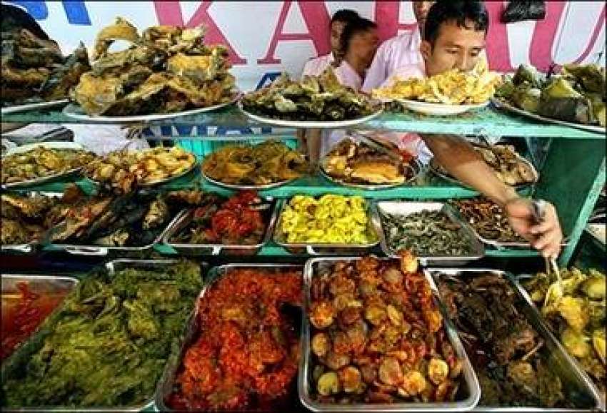 جکارتہ، مقامی روزہ دار روزہ افطار کرنے کیلئے خریداری کر ..