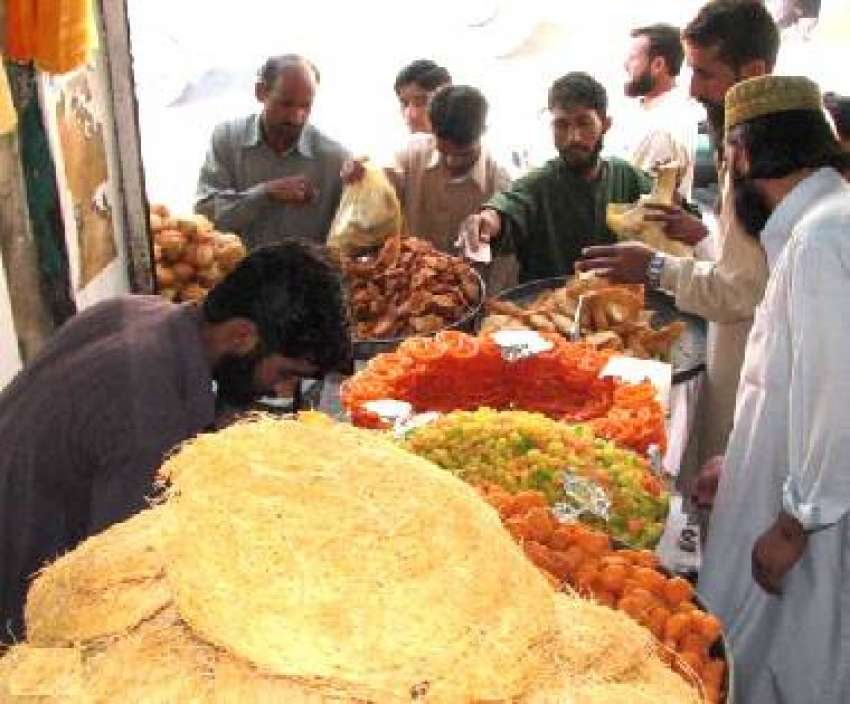مظفر آباد، مقامی شہری روزہ افطار کرنے کے لئے خریداری کر ..