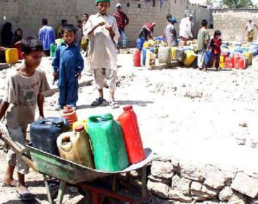 کراچی، بجلی اور پانی کی بندش کے باعث بچے اور خواتین دو دراز ..