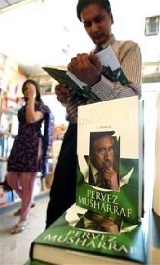 اسلام آباد، ایک بک سٹال پر خریدار صدر مشرف کی کتاب دیکھ رہا ..