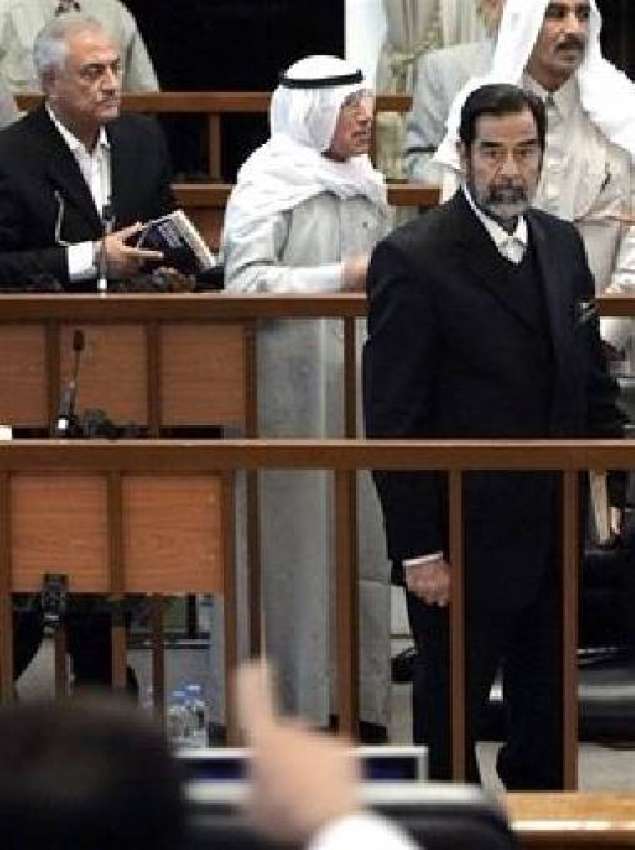 صدام حسین جج کے کمرہ عدالت سے باہر نکل جانے کے حکم کے بعد ..