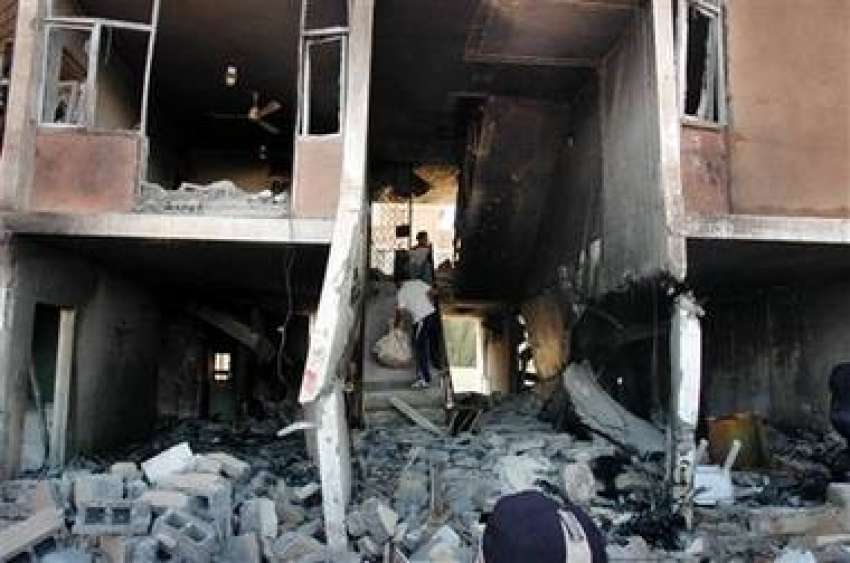 بغداد، بم دھماکے سے تباہ ہونے والی رہائشی عمارت کے مکین ..