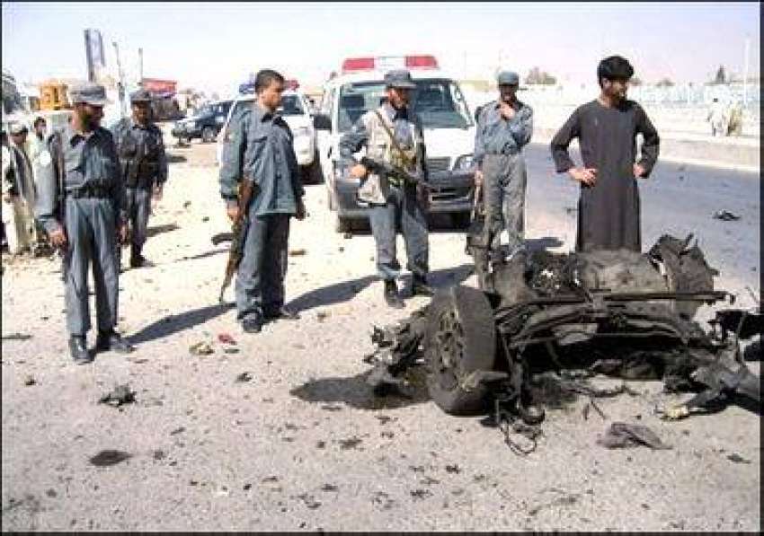 کابل، افغان فوجی بم دھماکے میں تباہ ہونے والی گاڑی کا معائنہ ..