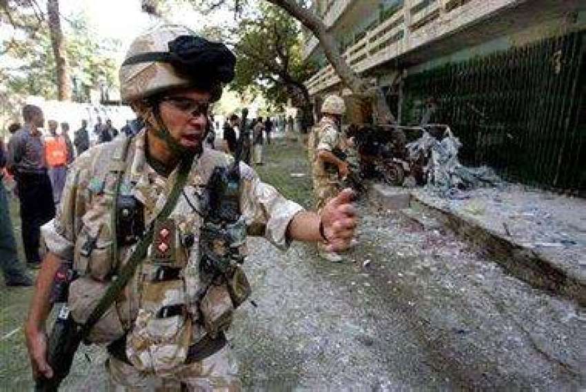 کابل، ایک برطانوی فوجی صحافیوں کو وزارت داخلہ کی عمارت کے ..
