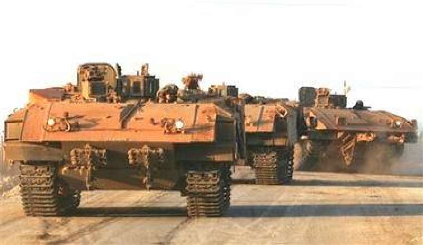 اسرائیلی فوجی ٹینک جنوبی لبنان سے اسرائیل واپس جا رہے ہیں۔ ..