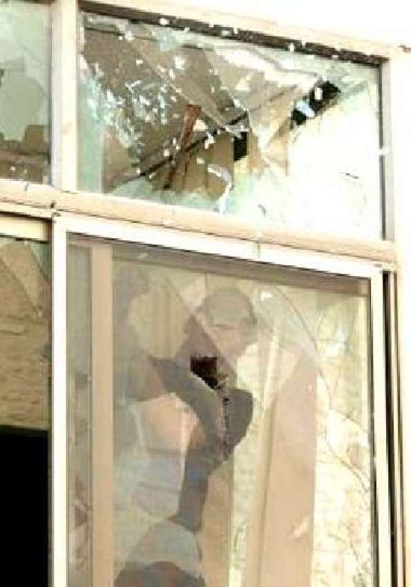 غزہ، ایک فلسطینی حماس حکومت کی ایک عمارت کے شیشے توڑ رہا ..