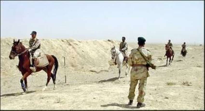 پاک افغان سرحد پر پاک فوج کے جوان گھوڑوں پر گشت کر رہے ہیں۔