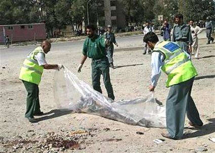 کابل، امدادی کارکن خودکش حملہ آور کی لاش کو تھیلے میں ڈال ..