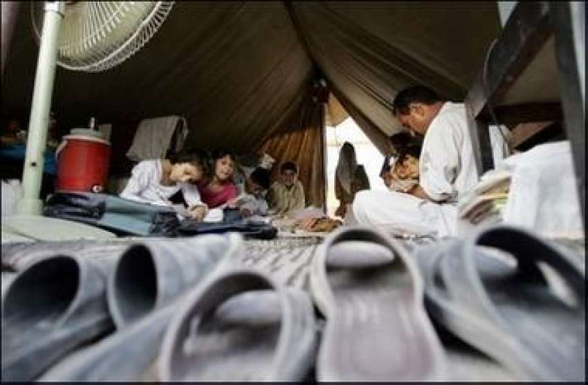 مظفر آباد، زلزلہ زدگان کے بچے ایک سال گزرنے کے باوجود ٹینٹ ..