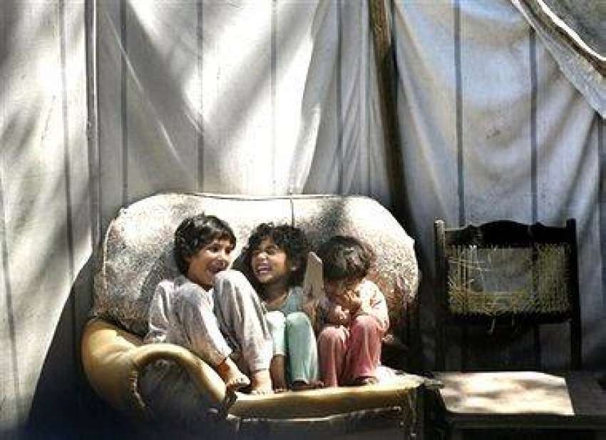 بالاکوٹ، زلزلے سے متاثرہ خاندان کے بچے اپنے ٹینٹ ہائوس میں‌کھیل ..