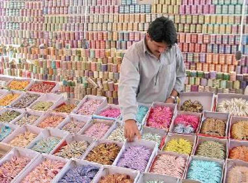 اسلام آباد، ایک دوکاندار عید کے لئے چوڑیاں فروخت کر رہا ..