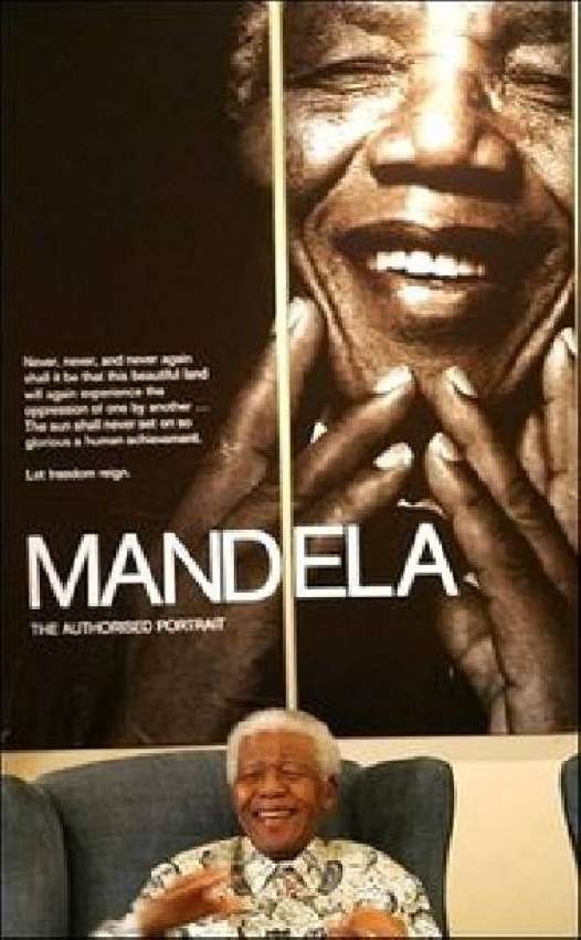 نیلسن منڈیلا اپنی کتاب کی تقریب رونمائی کے موقع پر خوشگوار ..
