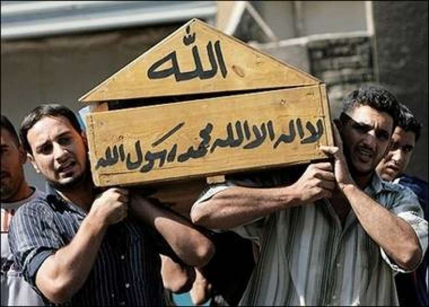 بغداد، عراقی شہری اپنے ایک رشتہ دار کی میت کو تدفین کے لئے ..