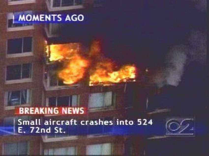 نیویارک کی عمارت میں طیارہ ٹکرانے سے آگ لگی ہوئی ہے۔