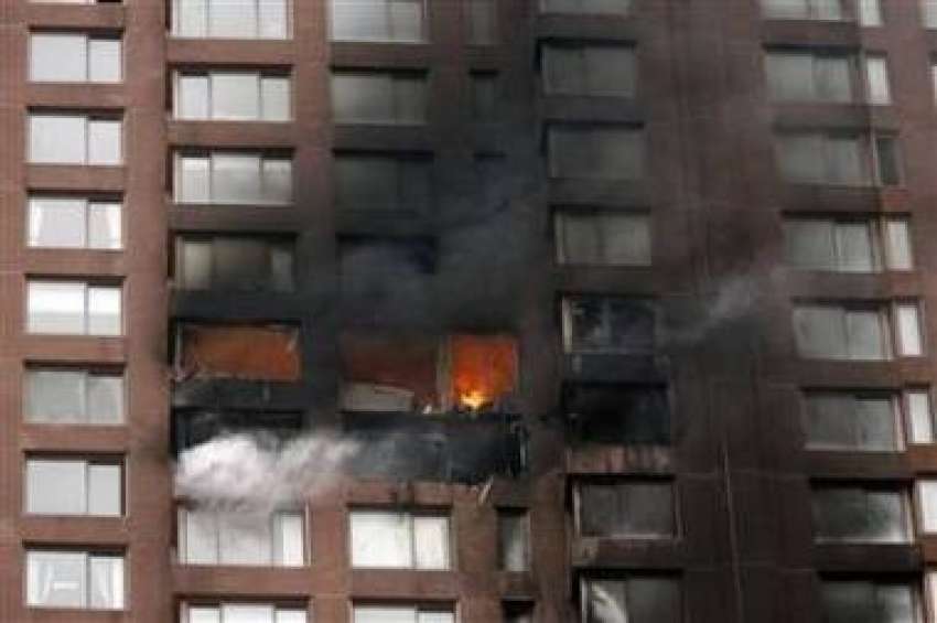 نیویارک، طیارہ ٹکرانے سے عمارت کی بیسوئیں منزل پر آگ لگی ..