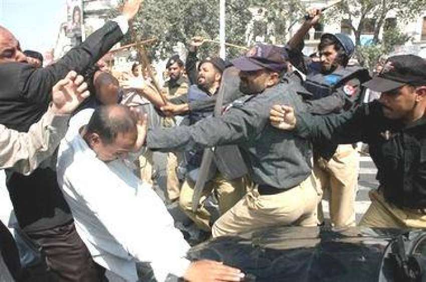 لاہور، صدر مشرف کے اقتدار کے سات سال مکمل ہونے پر احتجاج ..