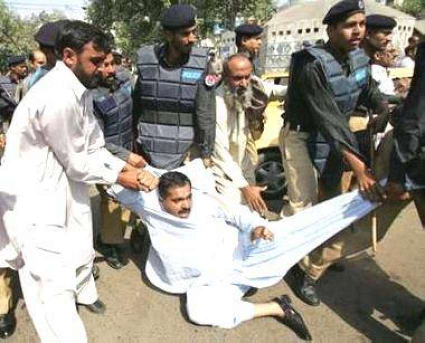 کراچی، پولیس اہلکار مسلم لیگ ن کے کارکنوں کو گرفتار کر رہے ..