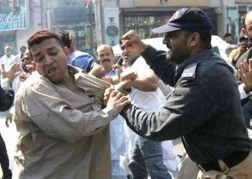 لاہور، صدر مشرف کے خلاف احتجاج کرنے والے مسلم لیگ ن کے کارکنوں‌کو ..