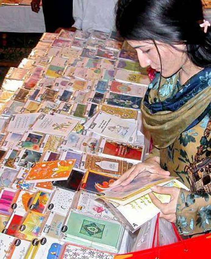 لاہور، ایک خاتون عید کے لئے عید کارڈز خرید رہی ہے۔