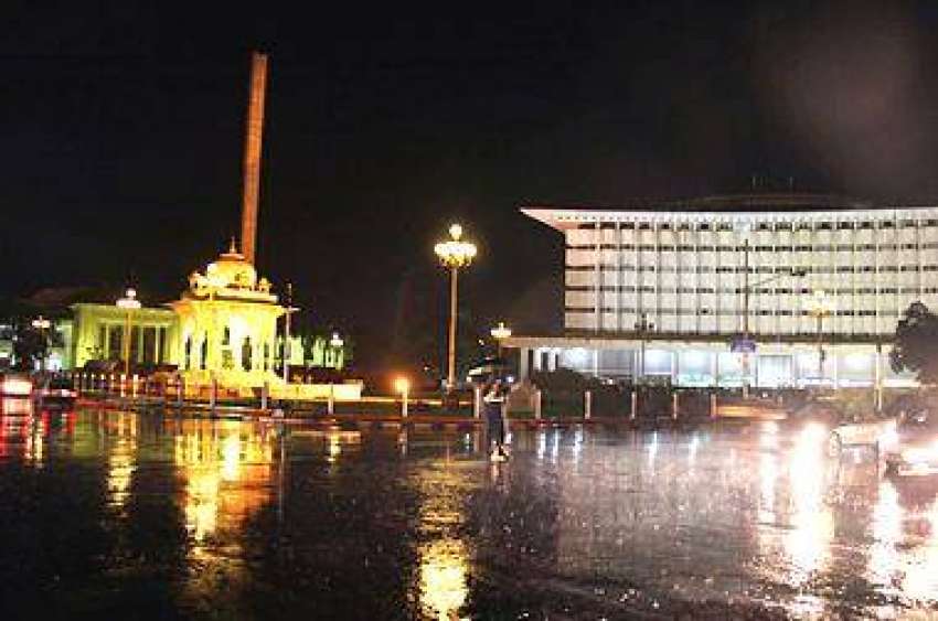 لاہور، شدید آندھی کے بعد ہونے والی بارش نے شہر کا موسم خوشگوار ..