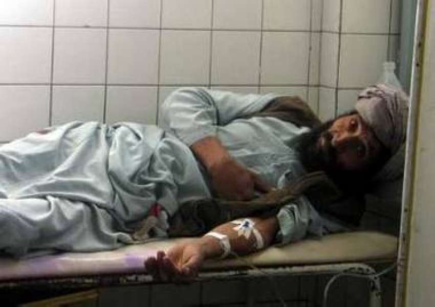 ہرات، بم دھماکے میں‌زخمی ہونے والا ایک افغانی ہسپتال میں‌ابتدائی ..