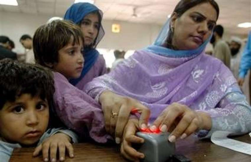 اسلام آباد، افغان مہاجرین کی رجسٹریشن کیلئے ایک 
خاتون ..