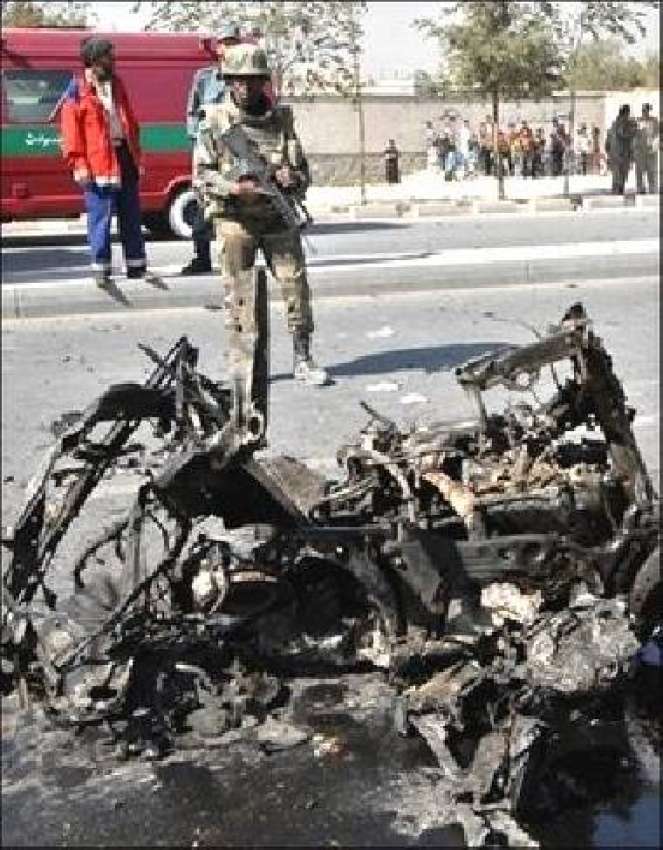 کابل، خود کش حملے میں تباہ ہونے والی گاڑی کے قریب نیٹو کا ..
