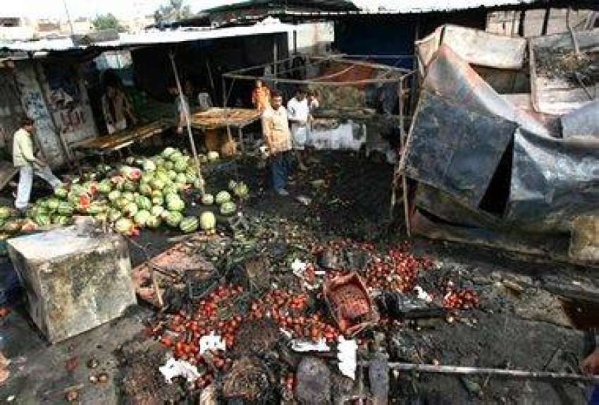 بغداد، مقامی دوکاندار بم دھماکے میں اپنی دوکانوں کا بکھرنے ..