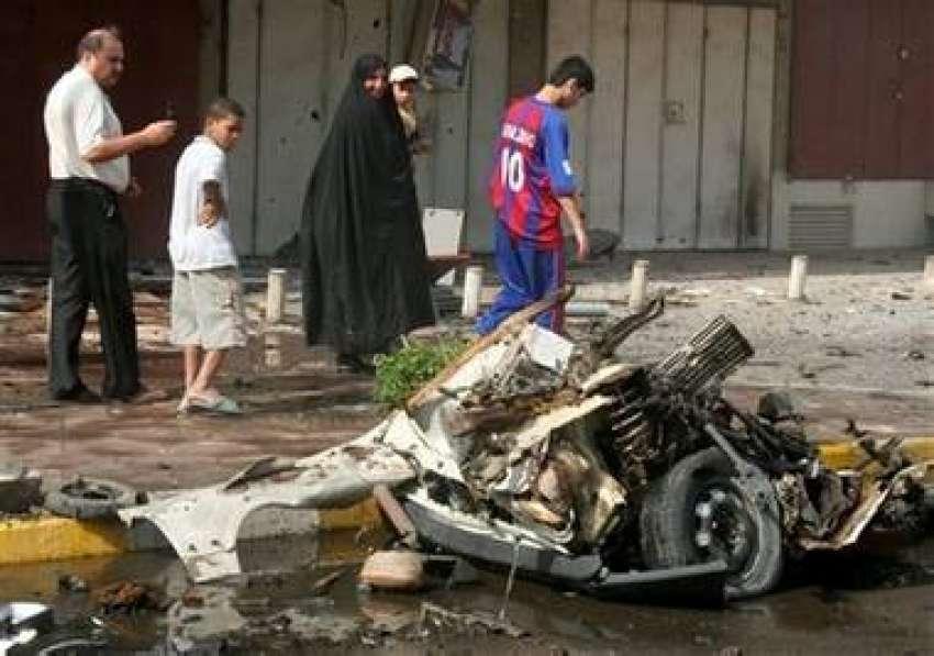 بغداد، ایک عراقی خاندان کے افراد بم دھماکے میں‌تباہ ہونے ..