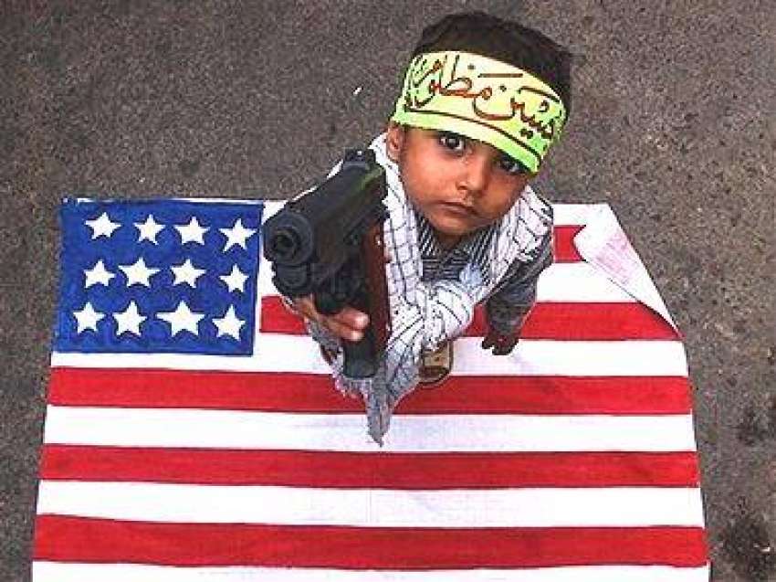کراچی، امریکہ مخالف ریلی میں ایک بچہ کھلونا بندوق اٹھائے ..