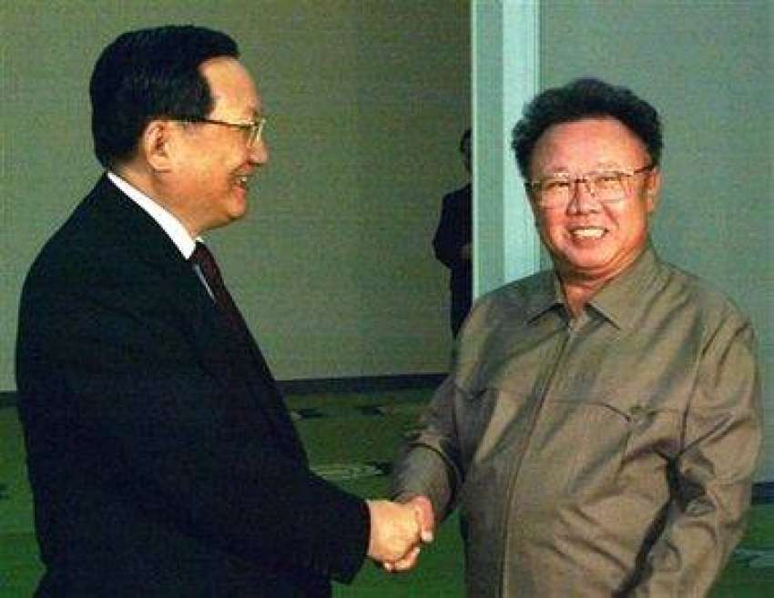 شمالی کوریا کے لیڈر کم جونگ  چینی وفد سے ملاقات کر رہے ہیں۔